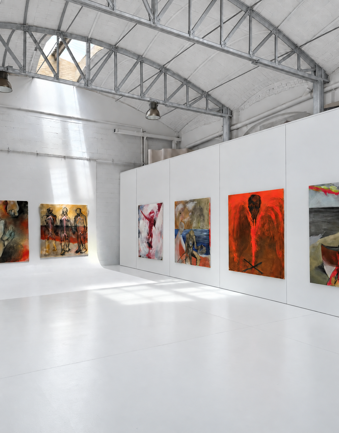 Sala blanca de exposición con pinturas contemporáneas