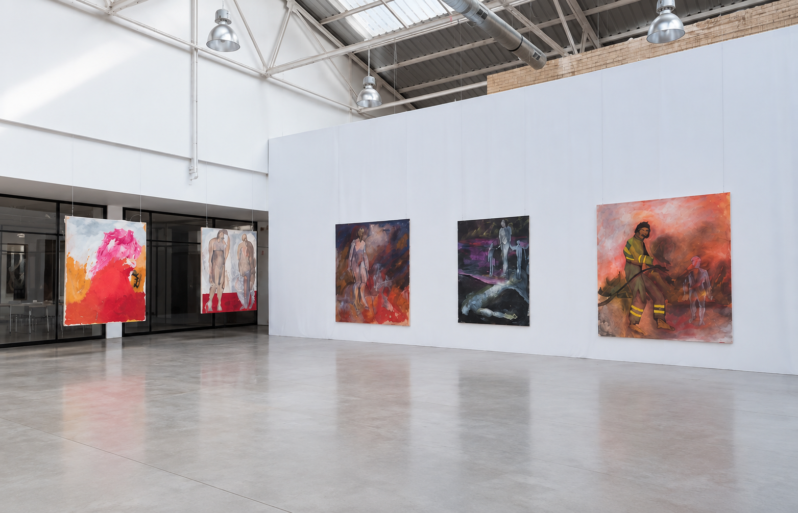 Nave industrial con montaje expositivo de pintura contemporánea