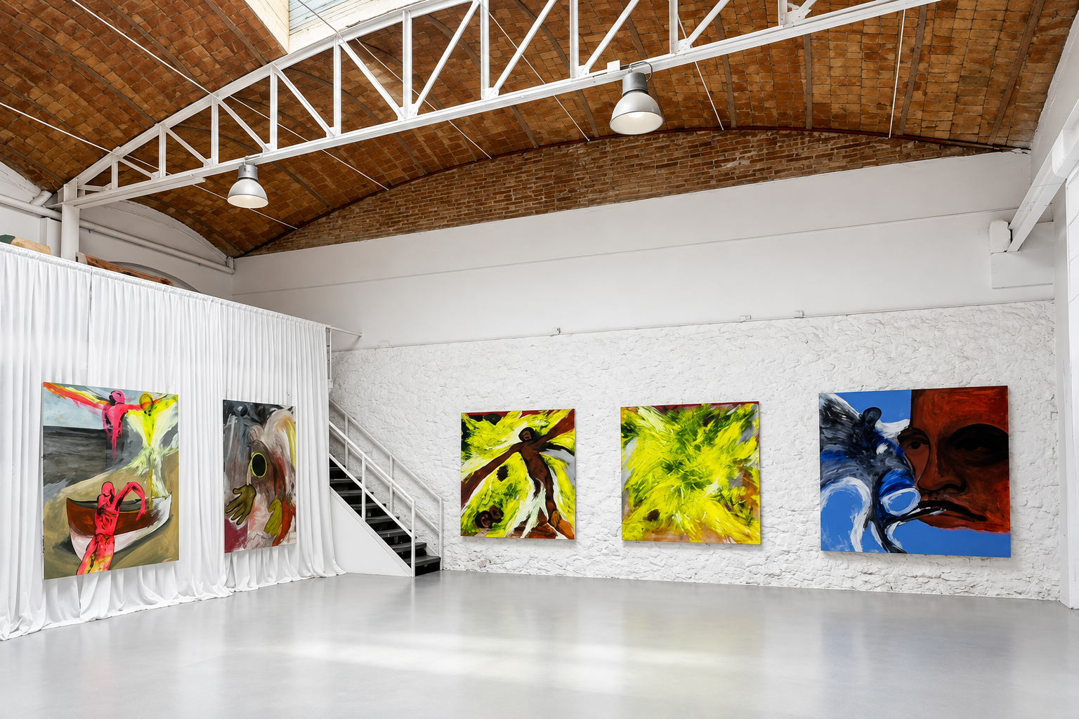 Exposición de pintura bajo una bóveda de ladrillo